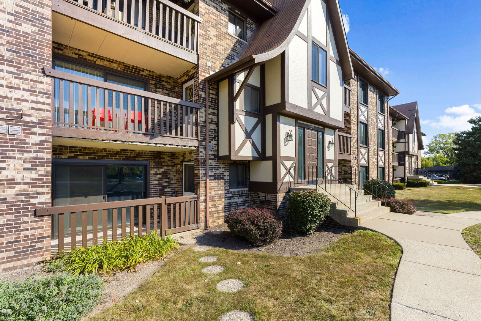 527 Cumnor Road #107, Westmont, IL 60559