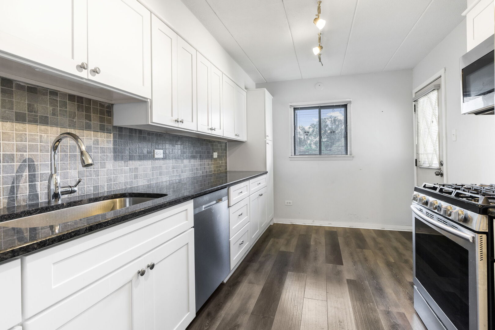 527 Cumnor Road #107, Westmont, IL 60559