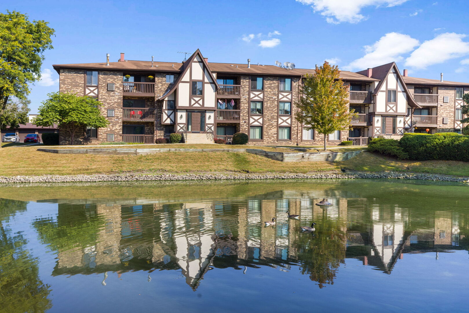 527 Cumnor Road #107, Westmont, IL 60559