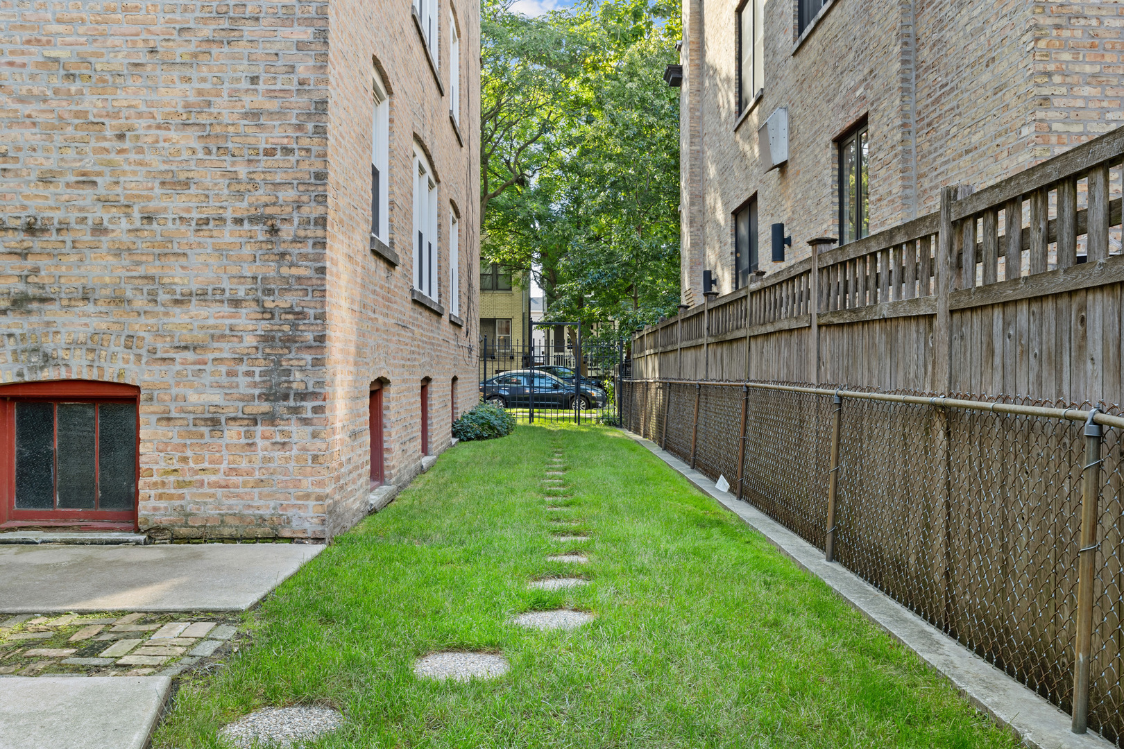 3237 N Oakley Avenue #2N, Chicago, IL 60618