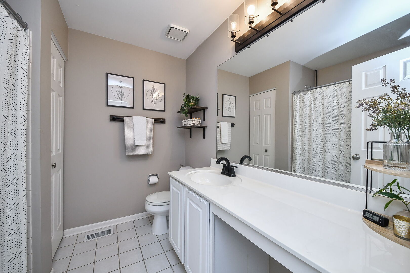 816 Woodewind Drive #816, Naperville, IL 60563