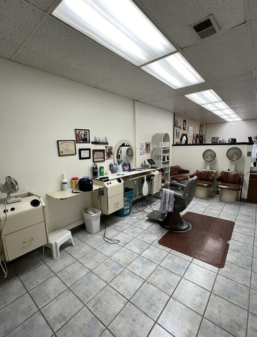 630 W Algonquin Road, Des Plaines, IL 60016