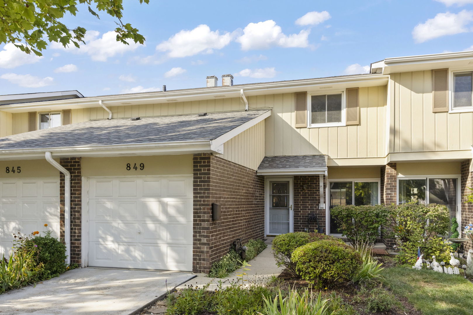 849 Queenswood Court, Wheaton, IL 60189