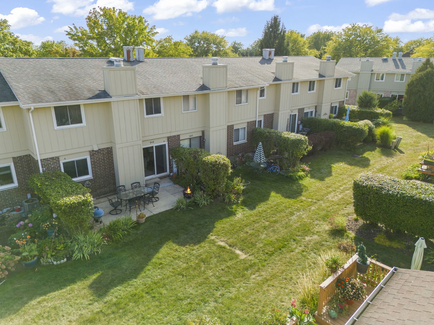 849 Queenswood Court, Wheaton, IL 60189