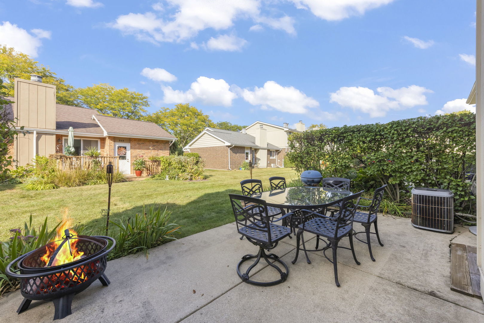 849 Queenswood Court, Wheaton, IL 60189