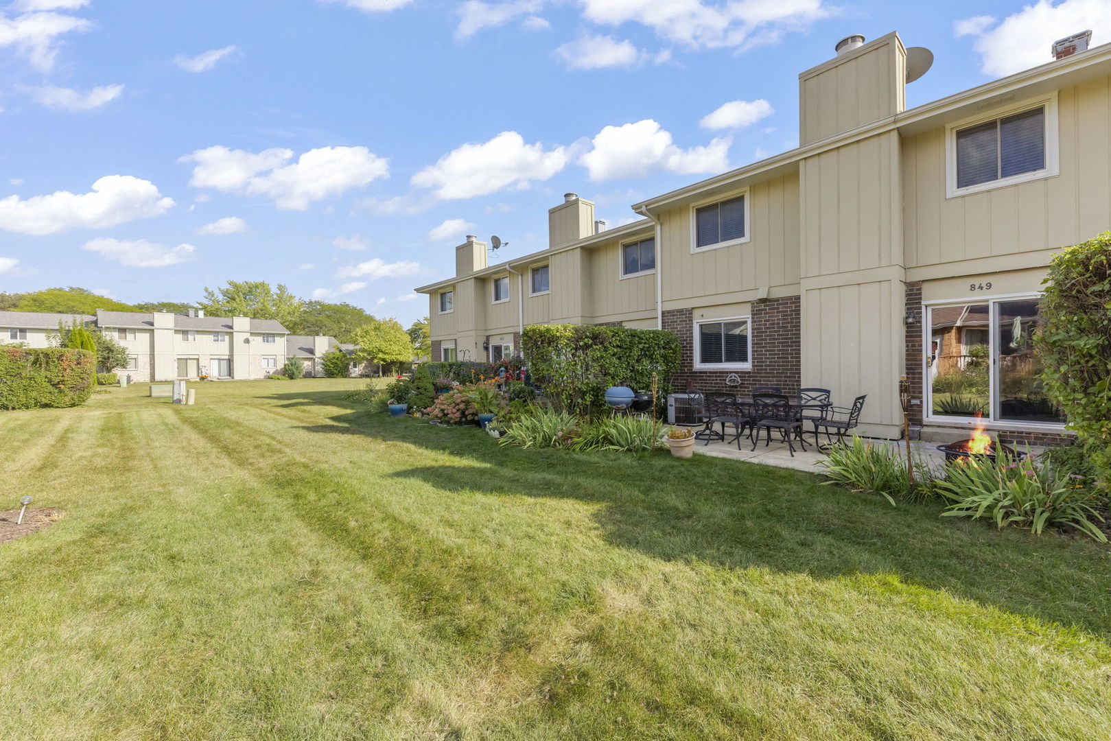 849 Queenswood Court, Wheaton, IL 60189