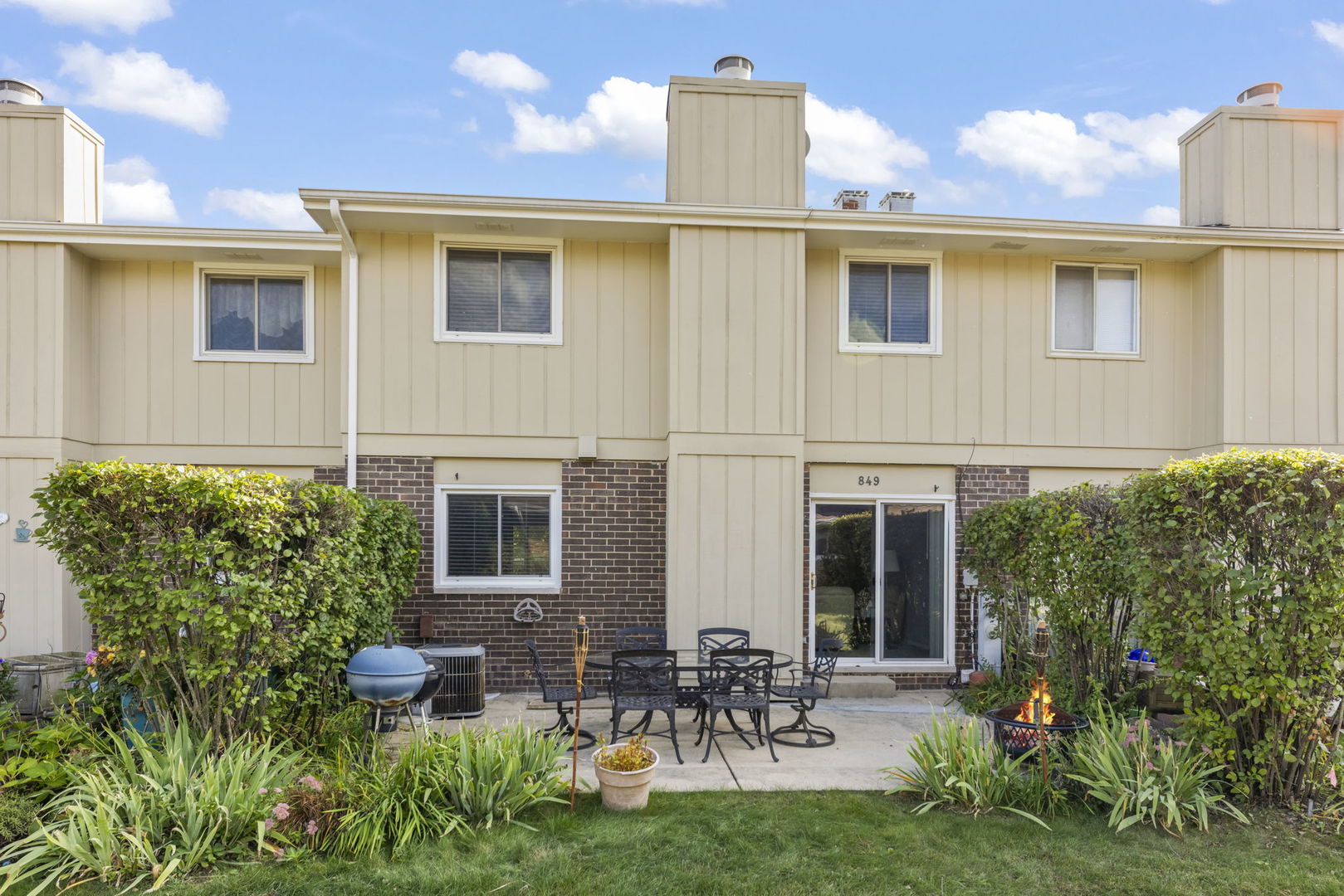 849 Queenswood Court, Wheaton, IL 60189