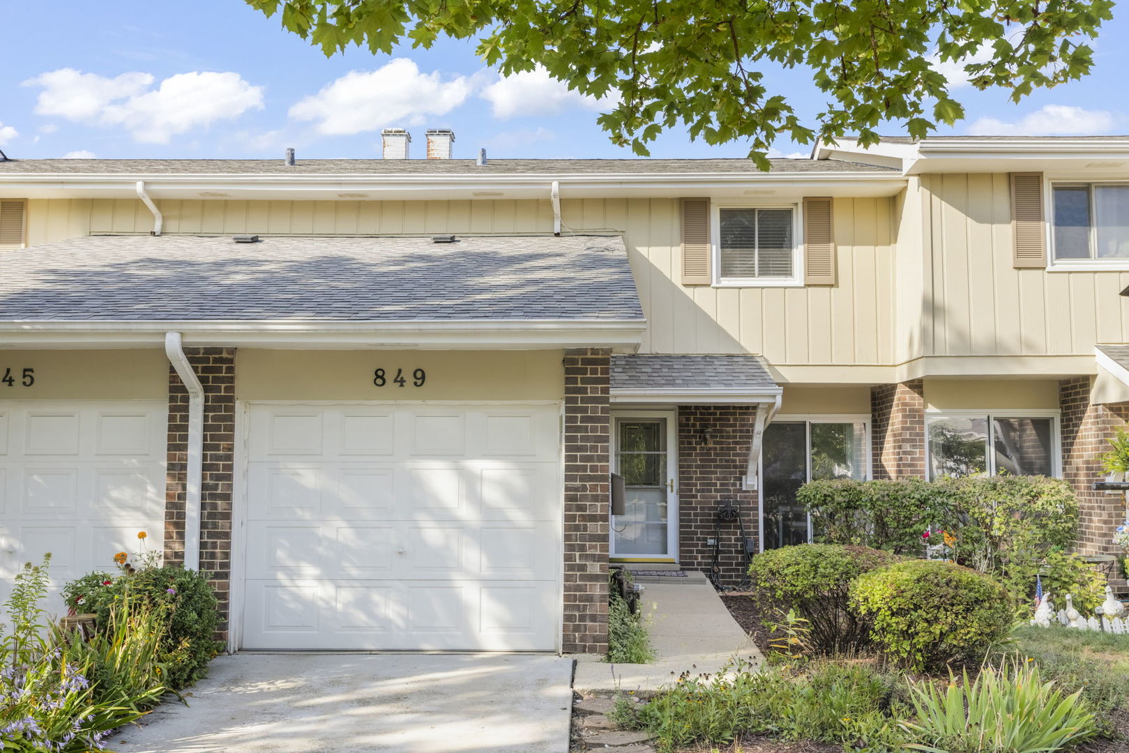 849 Queenswood Court, Wheaton, IL 60189