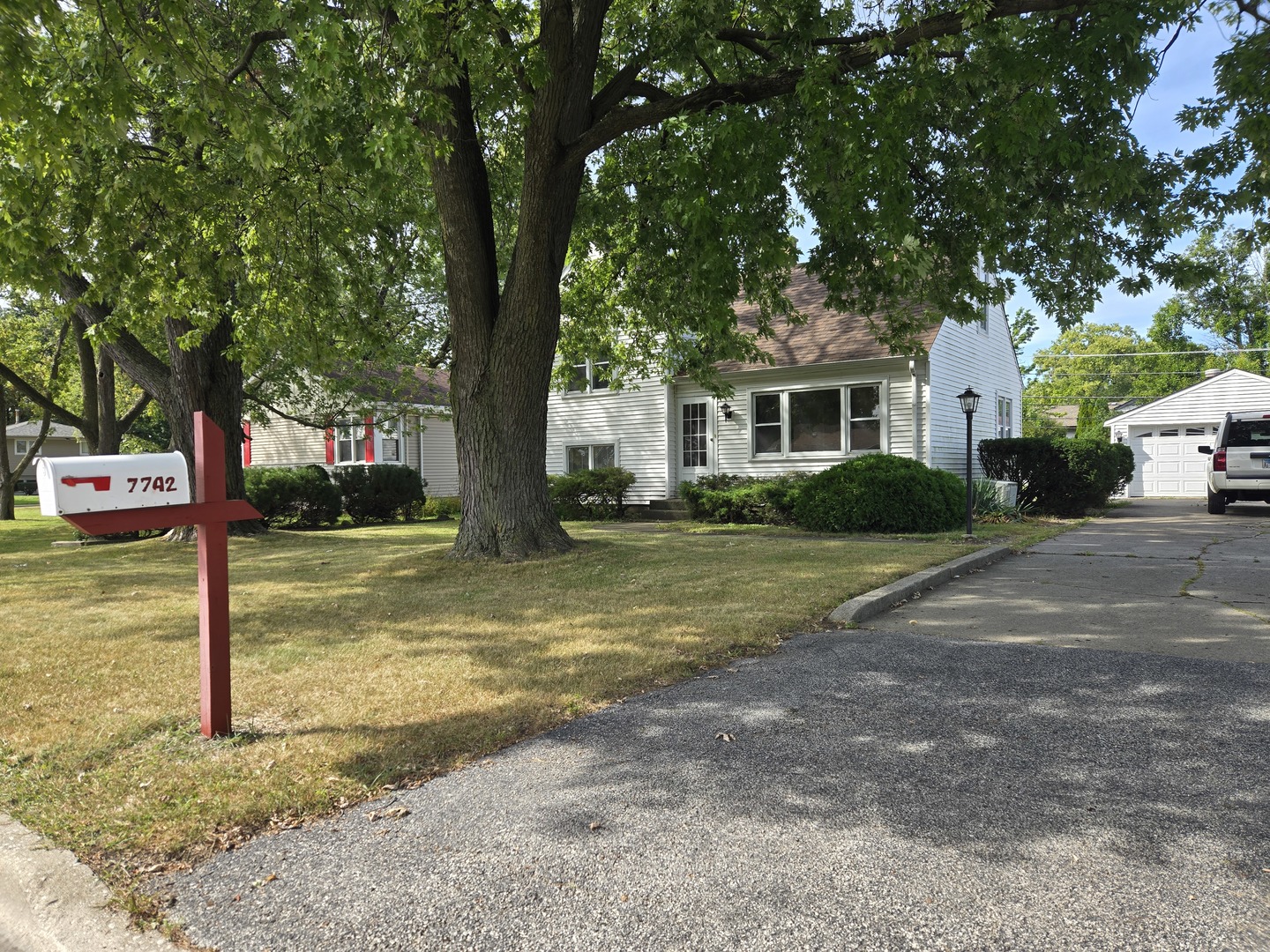 7742 S Oketo Avenue, Bridgeview, IL 60455