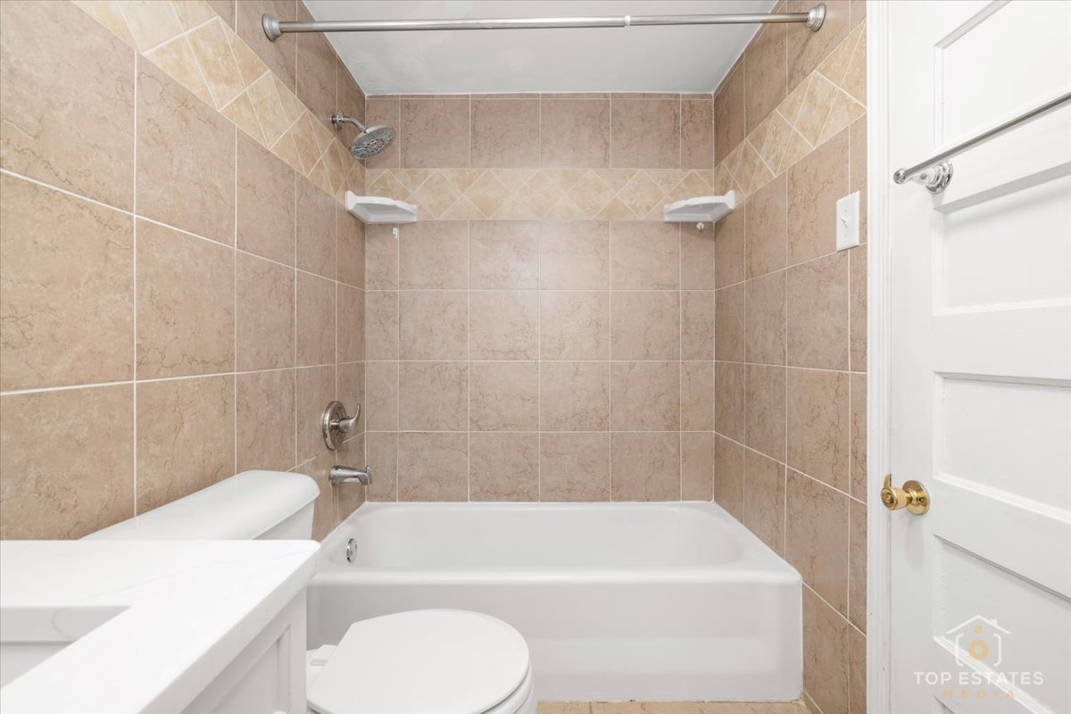 19 S 4th Avenue #A, St. Charles, IL 60174