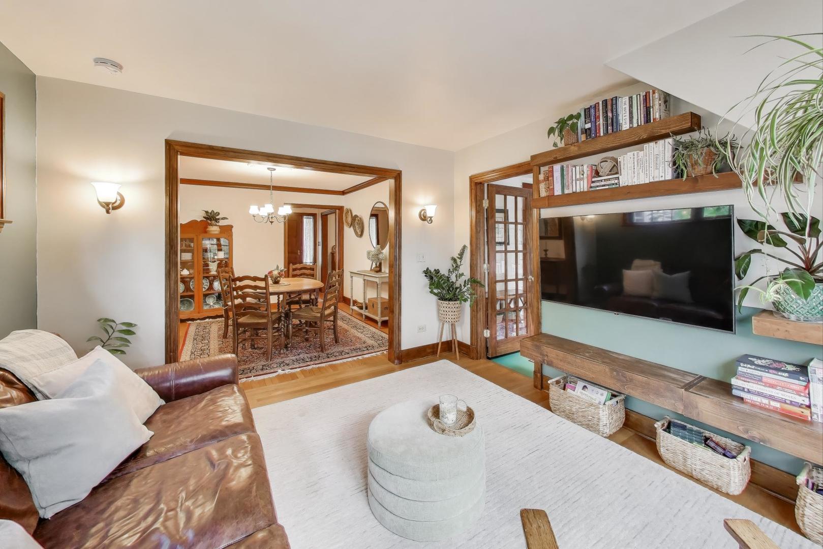 908 Lexington Street, Wheaton, IL 60187