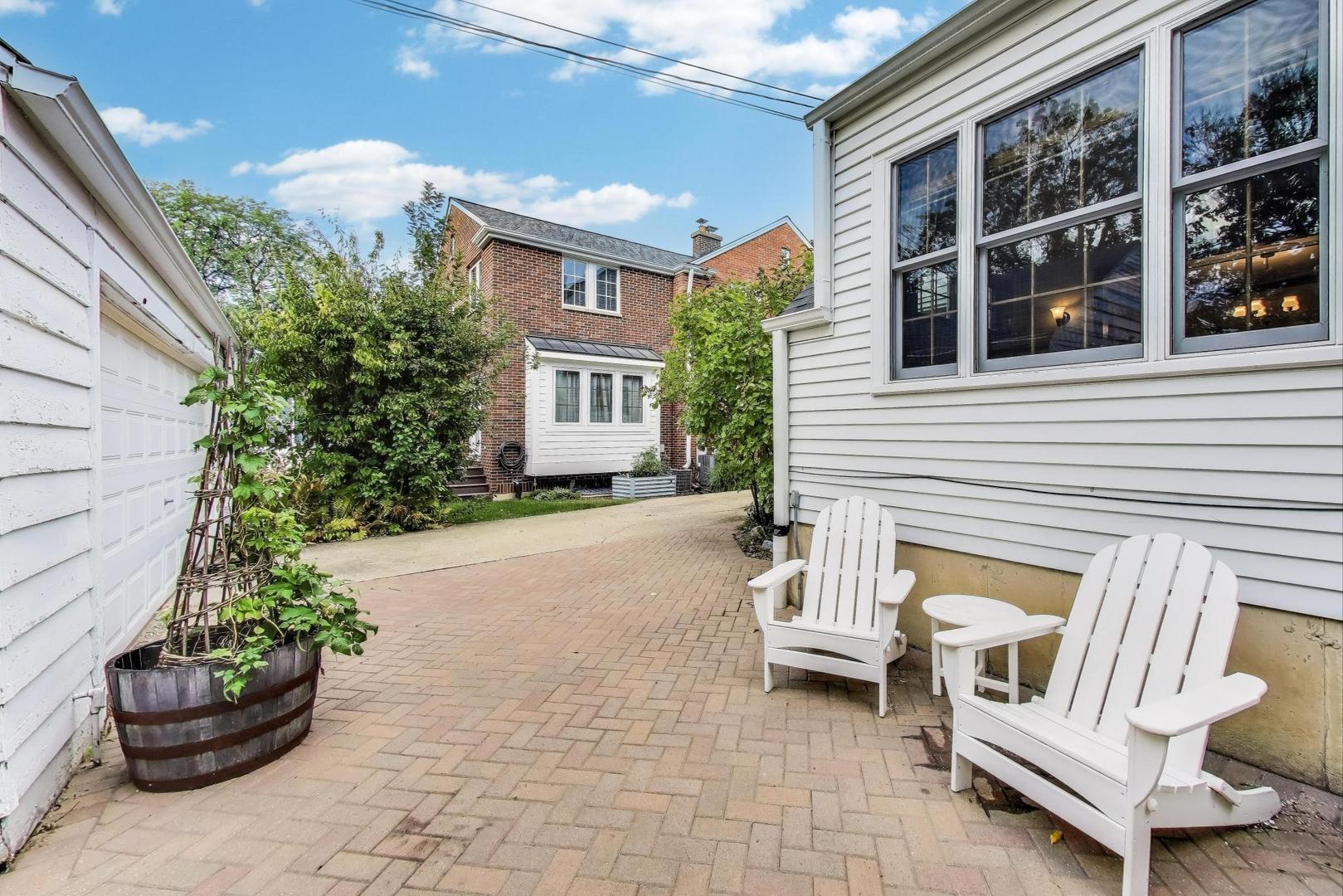 908 Lexington Street, Wheaton, IL 60187