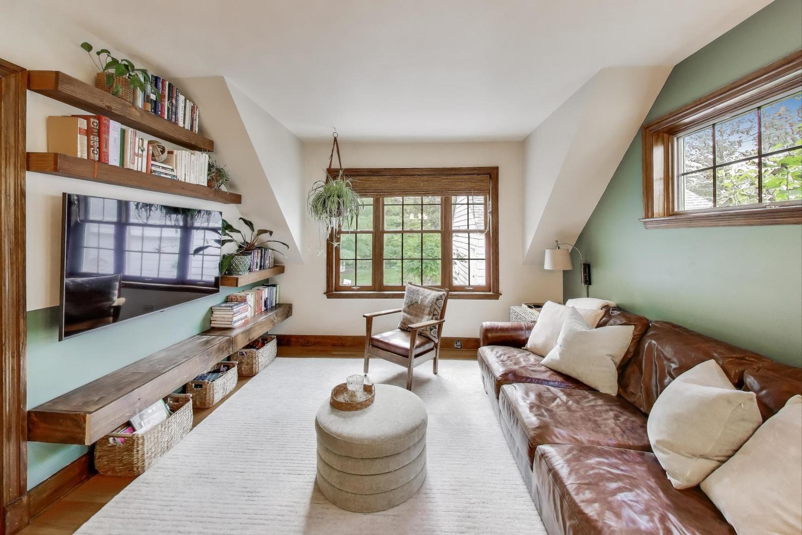908 Lexington Street, Wheaton, IL 60187