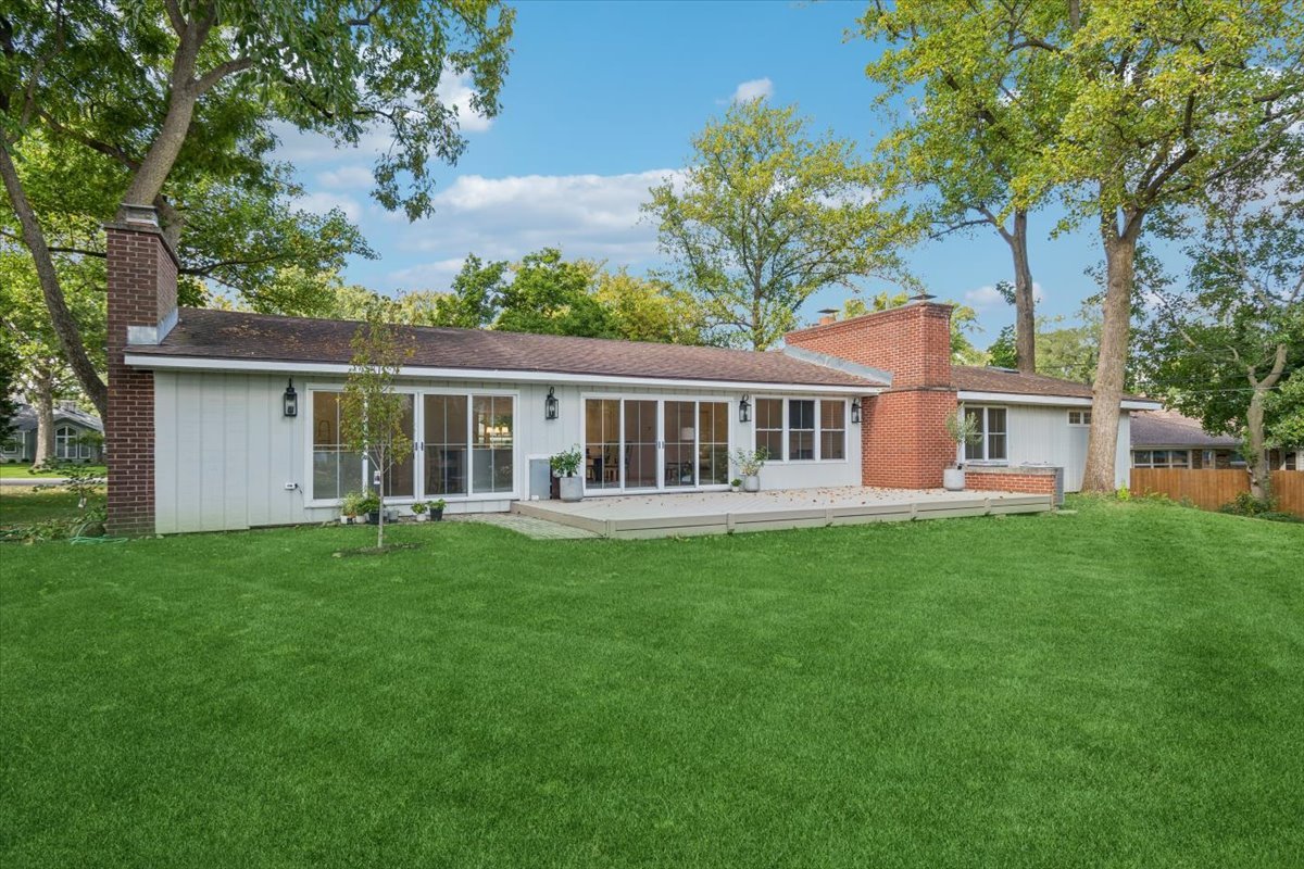 905 Aurora Way, Wheaton, IL 60189