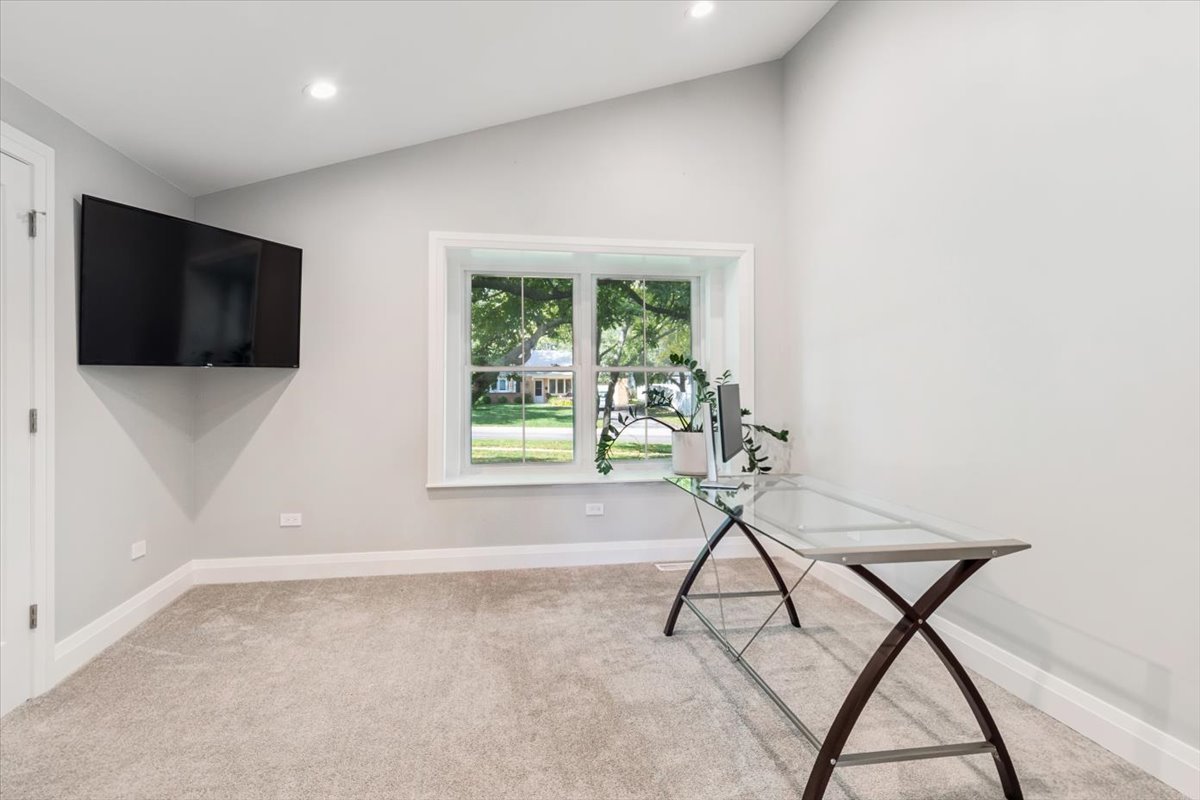 905 Aurora Way, Wheaton, IL 60189