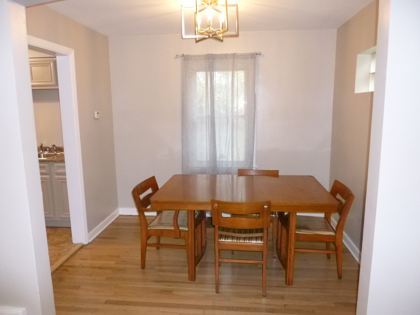 9813 S Calhoun Avenue, Chicago, IL 60617