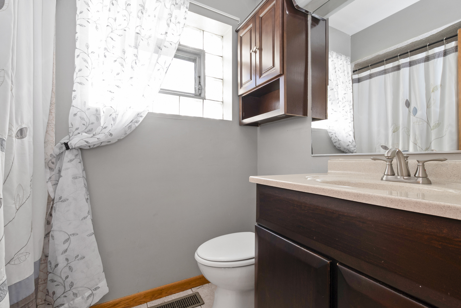 8907 Saratoga Drive, Bridgeview, IL 60455