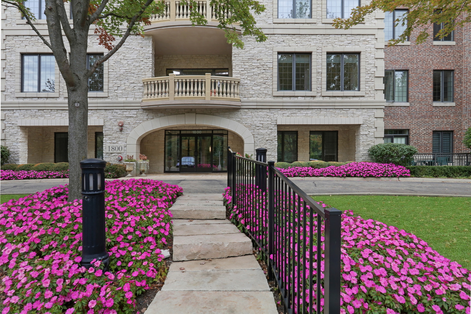 1800 Amberley Court #110, Lake Forest, IL 60045
