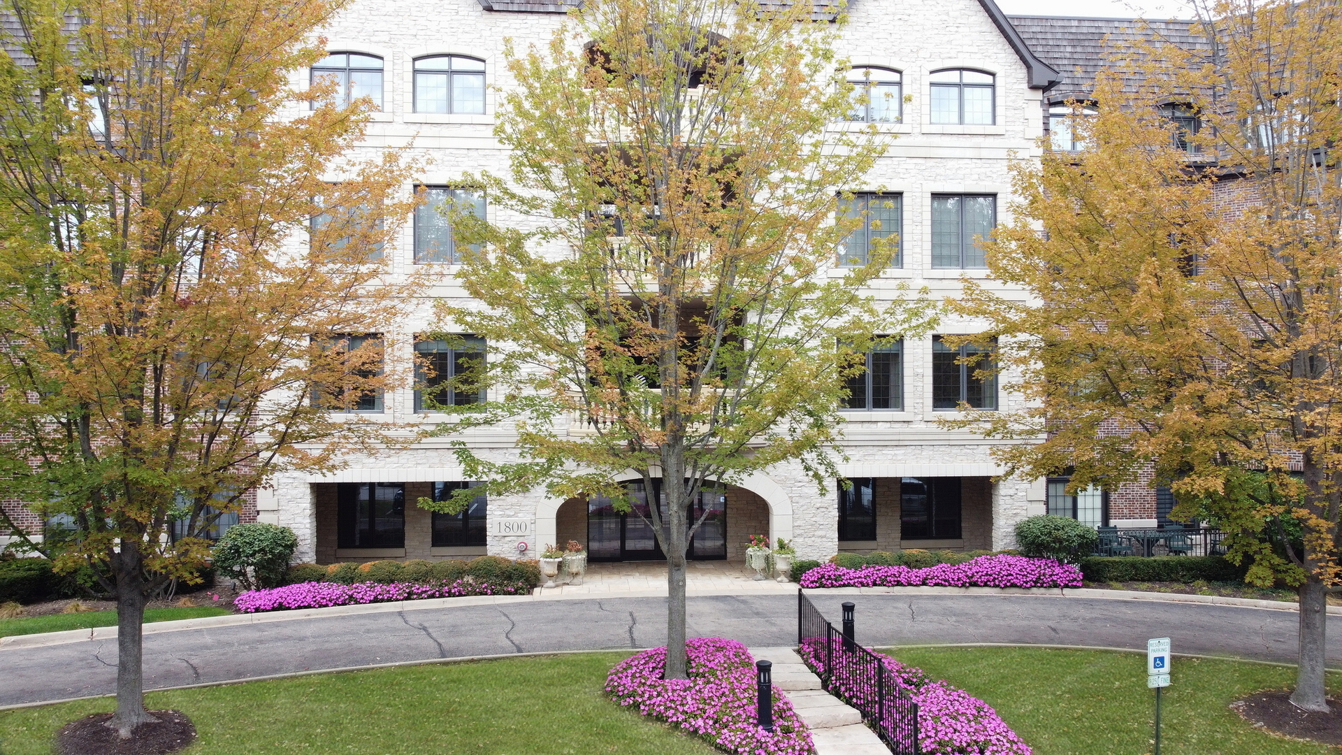 1800 Amberley Court #110, Lake Forest, IL 60045