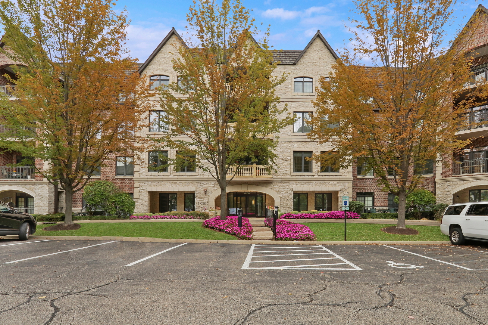 1800 Amberley Court #110, Lake Forest, IL 60045