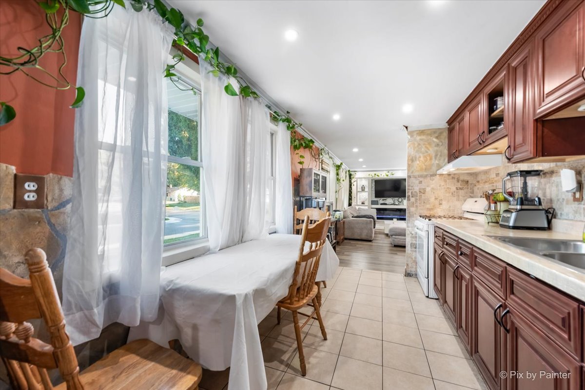 200 AMARILLO Drive, Carpentersville, IL 60110