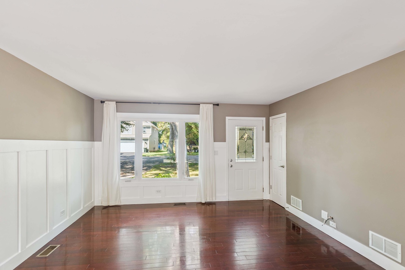 26325 N Walnut Avenue, Mundelein, IL 60060