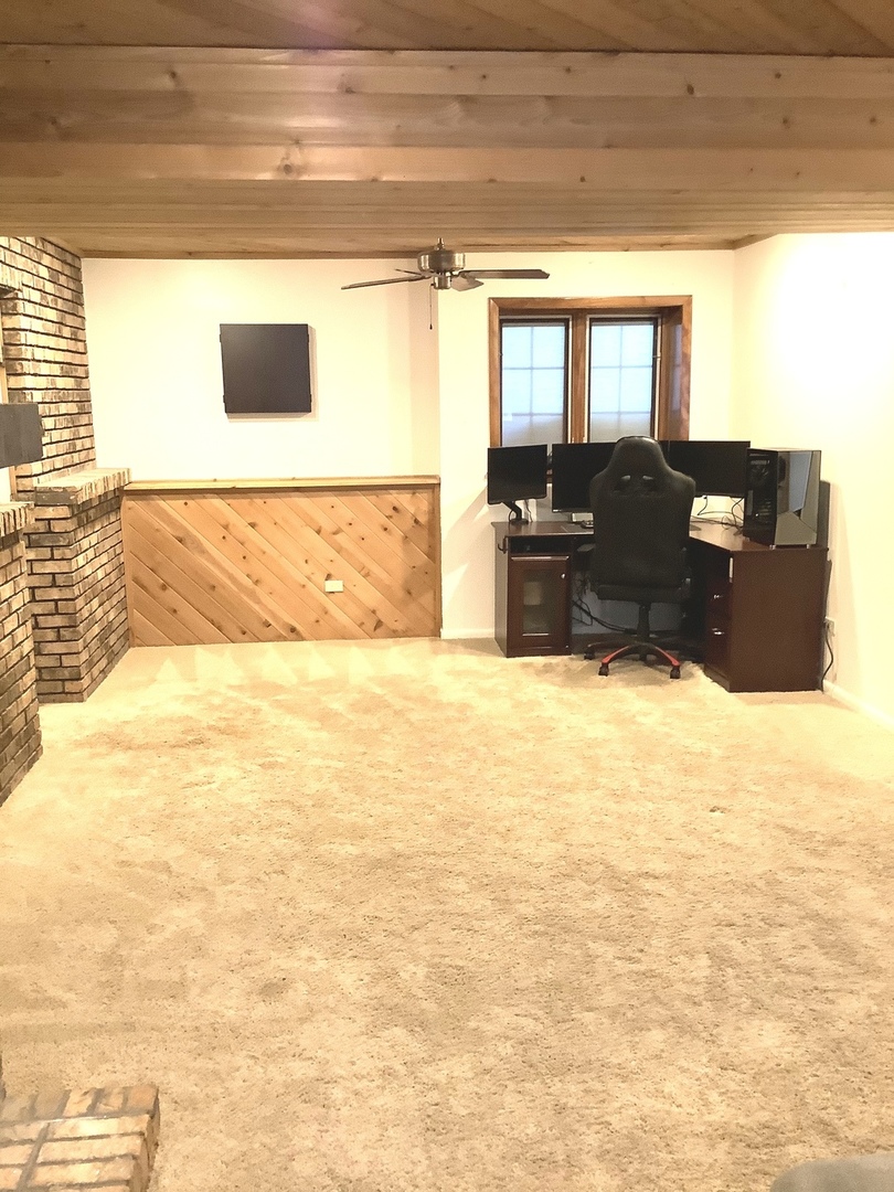 32 Lancaster Avenue, Elk Grove Village, IL 60007