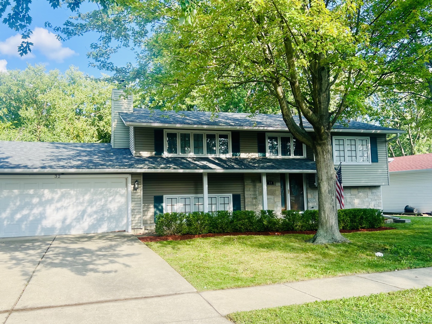 32 Lancaster Avenue, Elk Grove Village, IL 60007