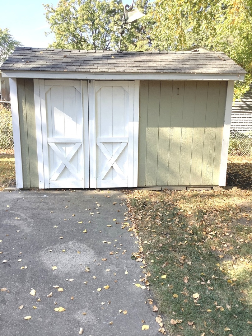 32 Lancaster Avenue, Elk Grove Village, IL 60007