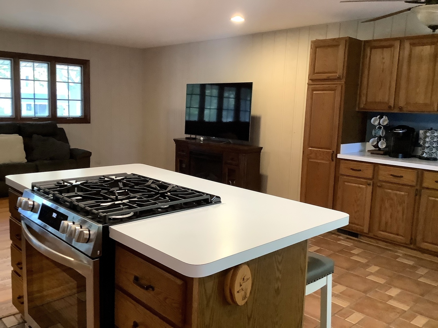 32 Lancaster Avenue, Elk Grove Village, IL 60007