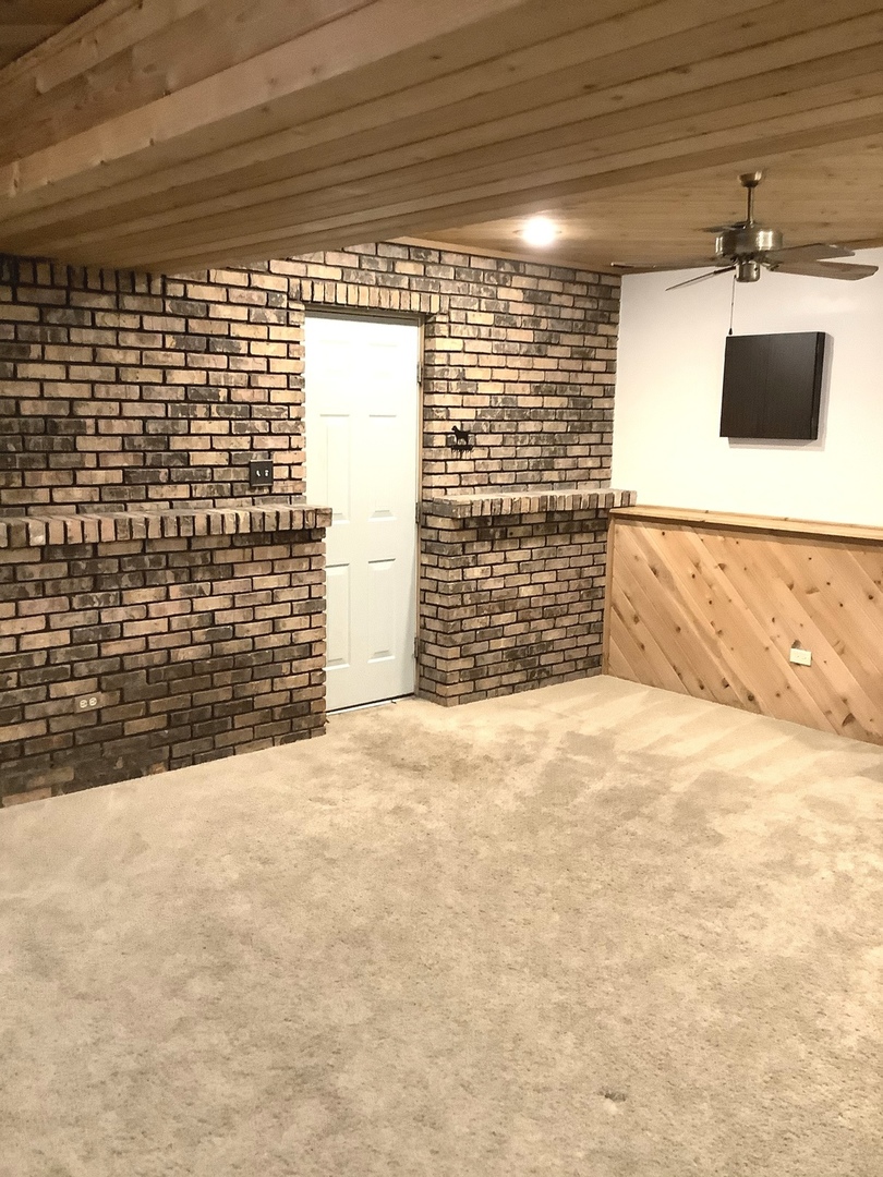 32 Lancaster Avenue, Elk Grove Village, IL 60007