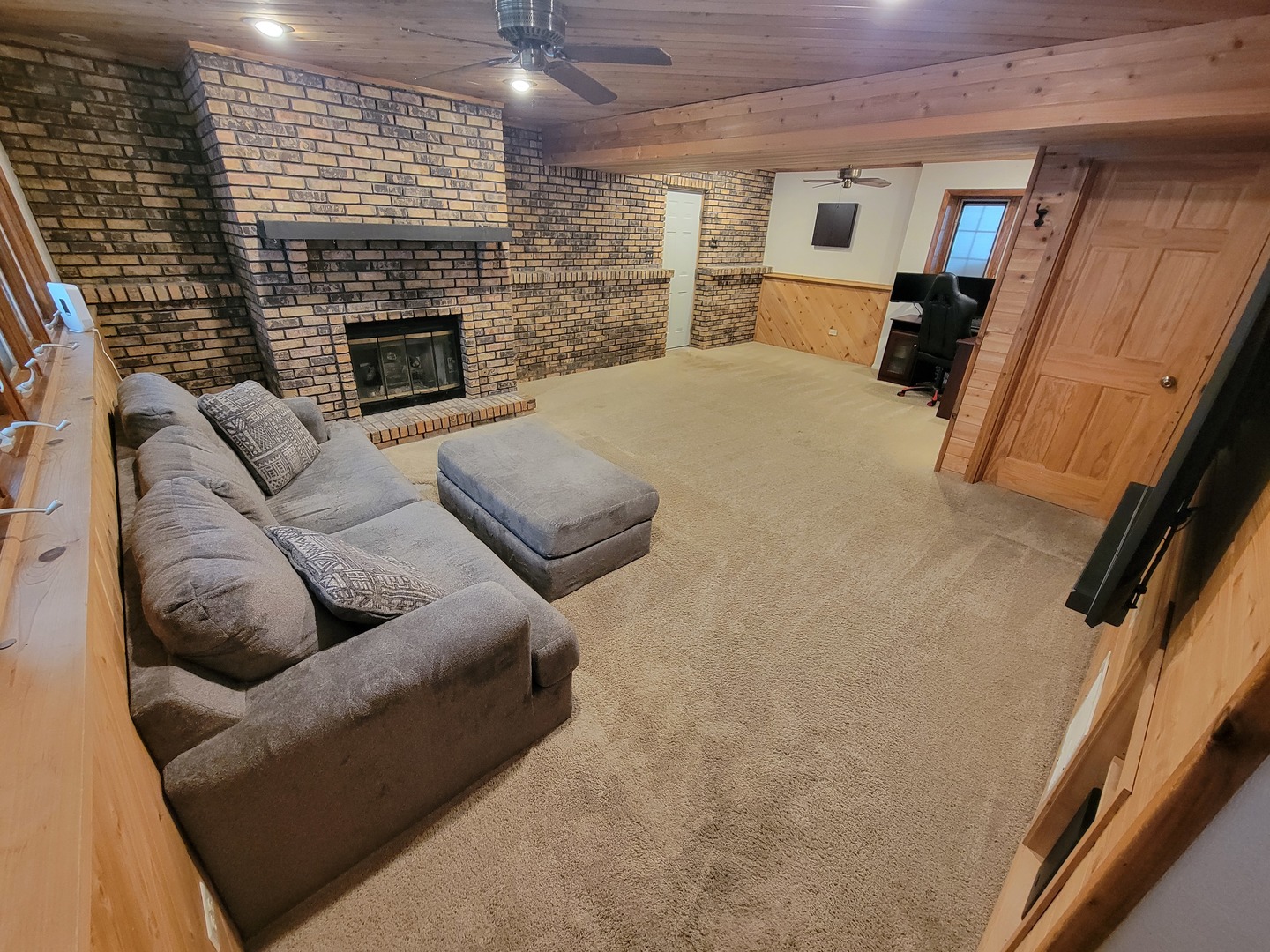 32 Lancaster Avenue, Elk Grove Village, IL 60007