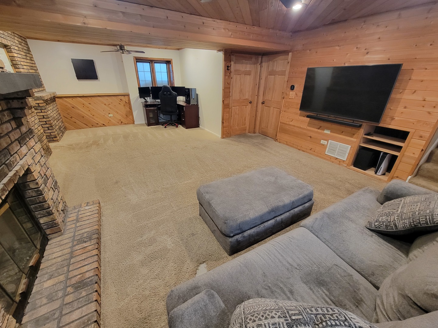 32 Lancaster Avenue, Elk Grove Village, IL 60007