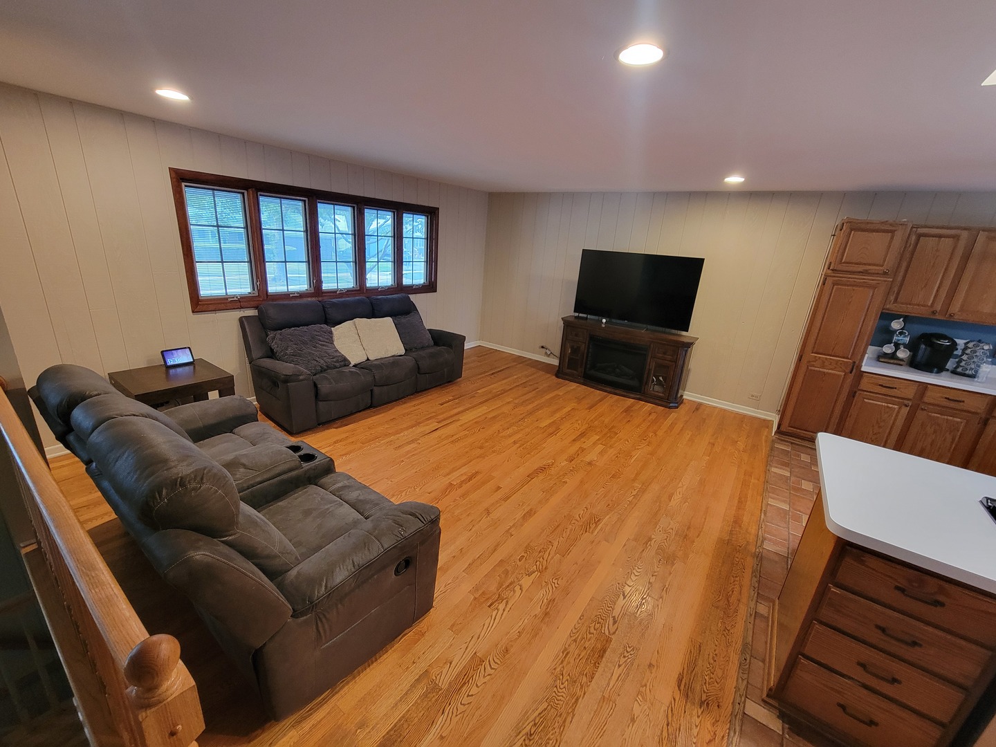 32 Lancaster Avenue, Elk Grove Village, IL 60007