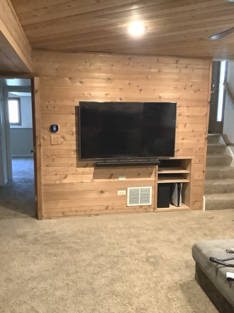 32 Lancaster Avenue, Elk Grove Village, IL 60007