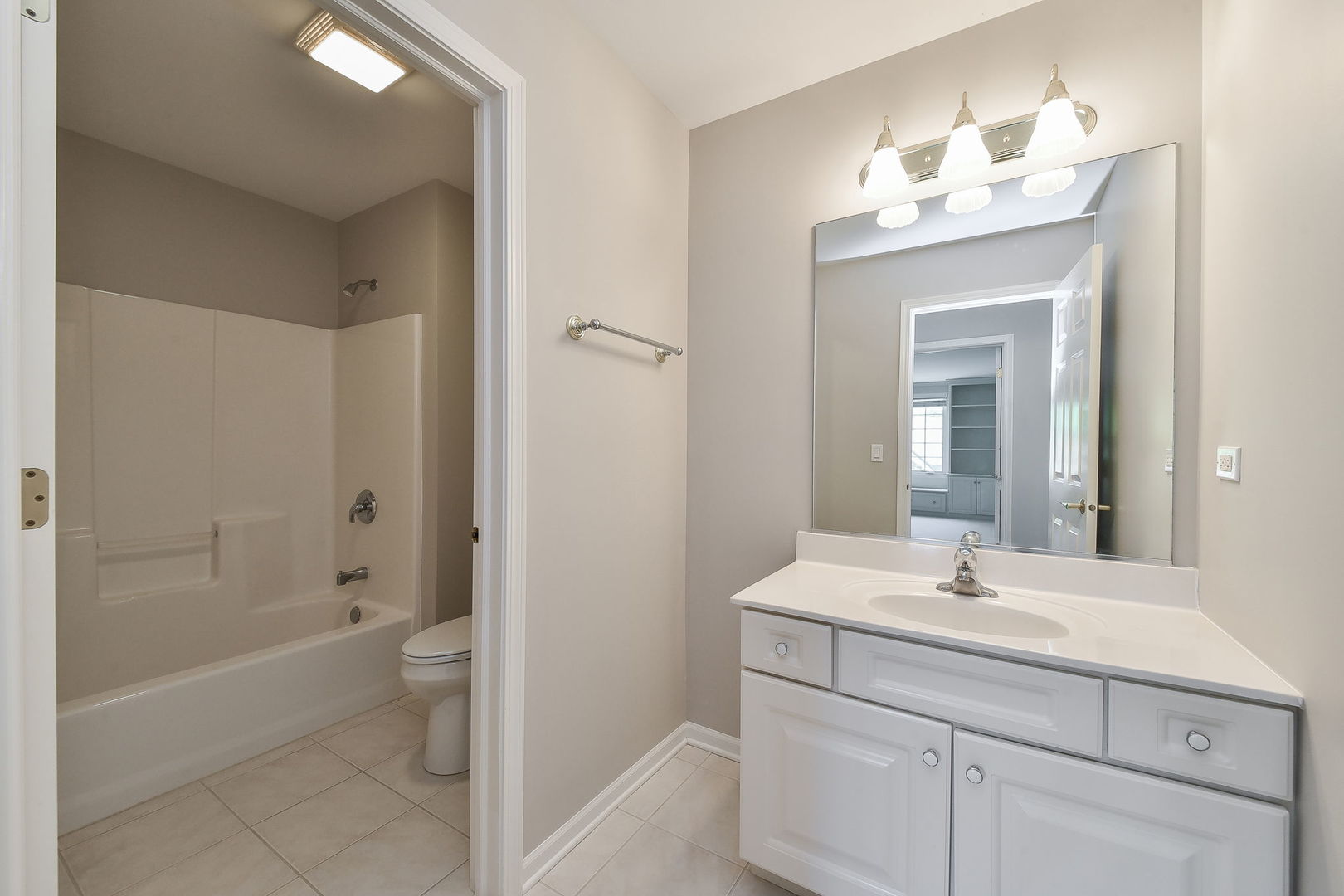 410 Delnor Glen Drive #410, St. Charles, IL 60174