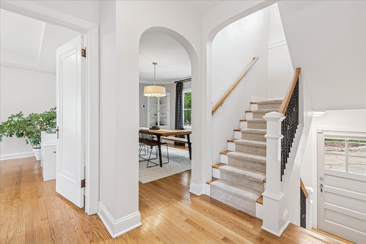 109 W Hillside Avenue, Barrington, IL 60010