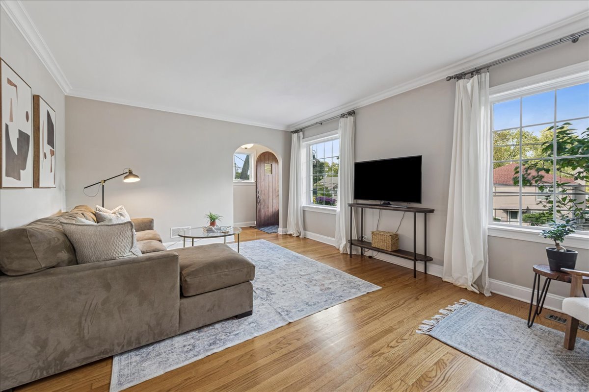 109 W Hillside Avenue, Barrington, IL 60010