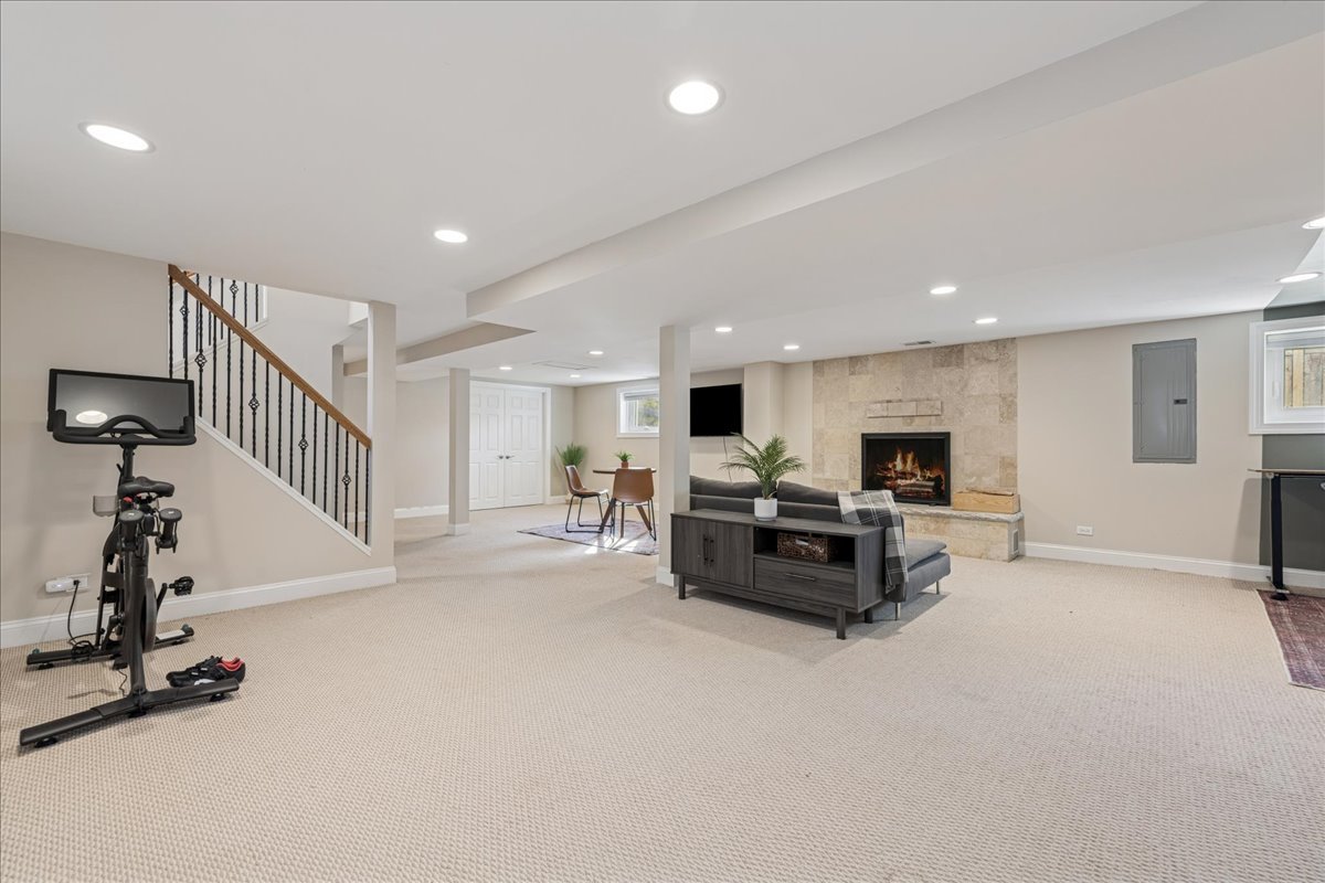 109 W Hillside Avenue, Barrington, IL 60010