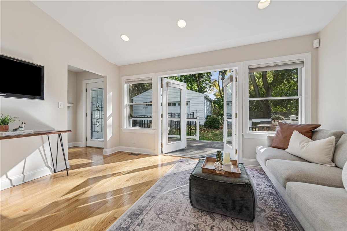 109 W Hillside Avenue, Barrington, IL 60010