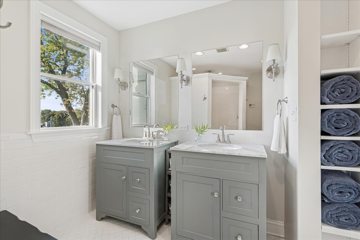 109 W Hillside Avenue, Barrington, IL 60010