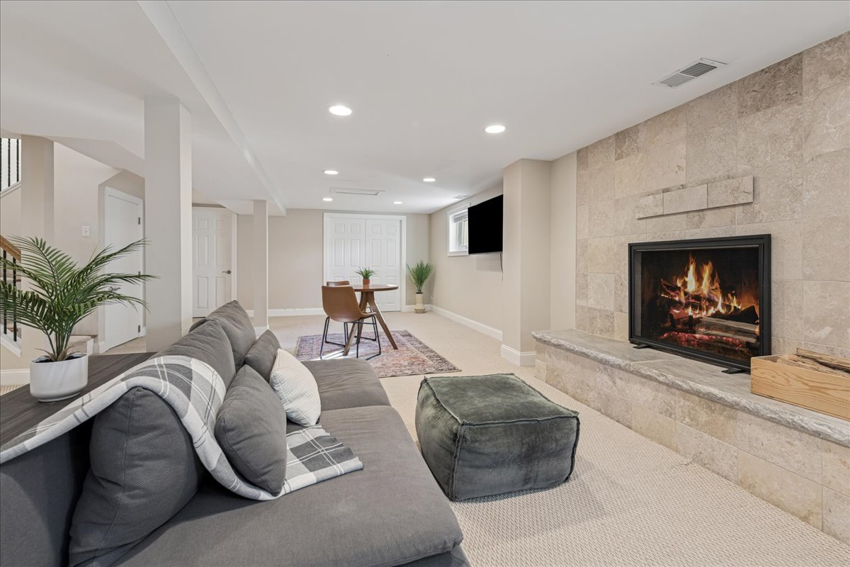 109 W Hillside Avenue, Barrington, IL 60010