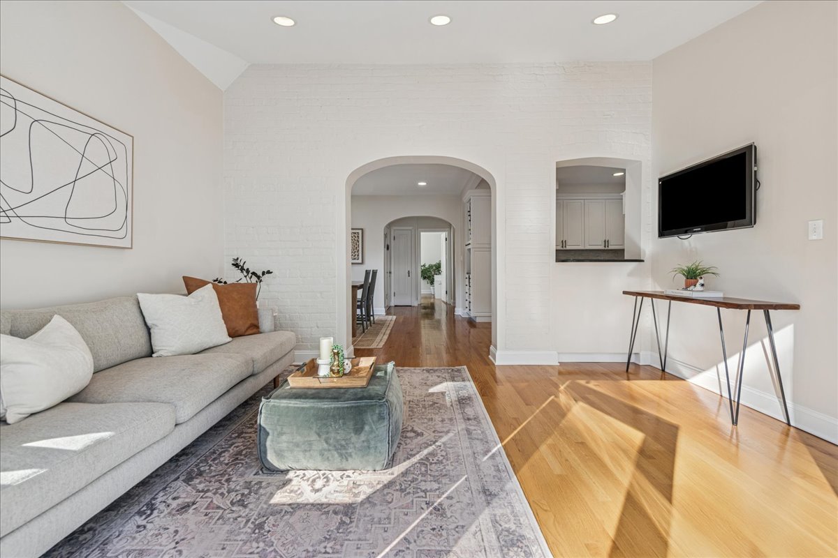 109 W Hillside Avenue, Barrington, IL 60010