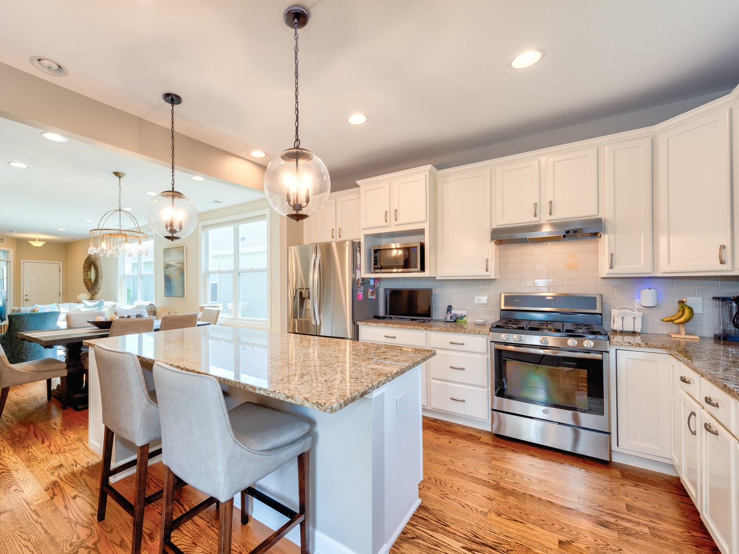3263 Eastbank Circle, Mundelein, IL 60060