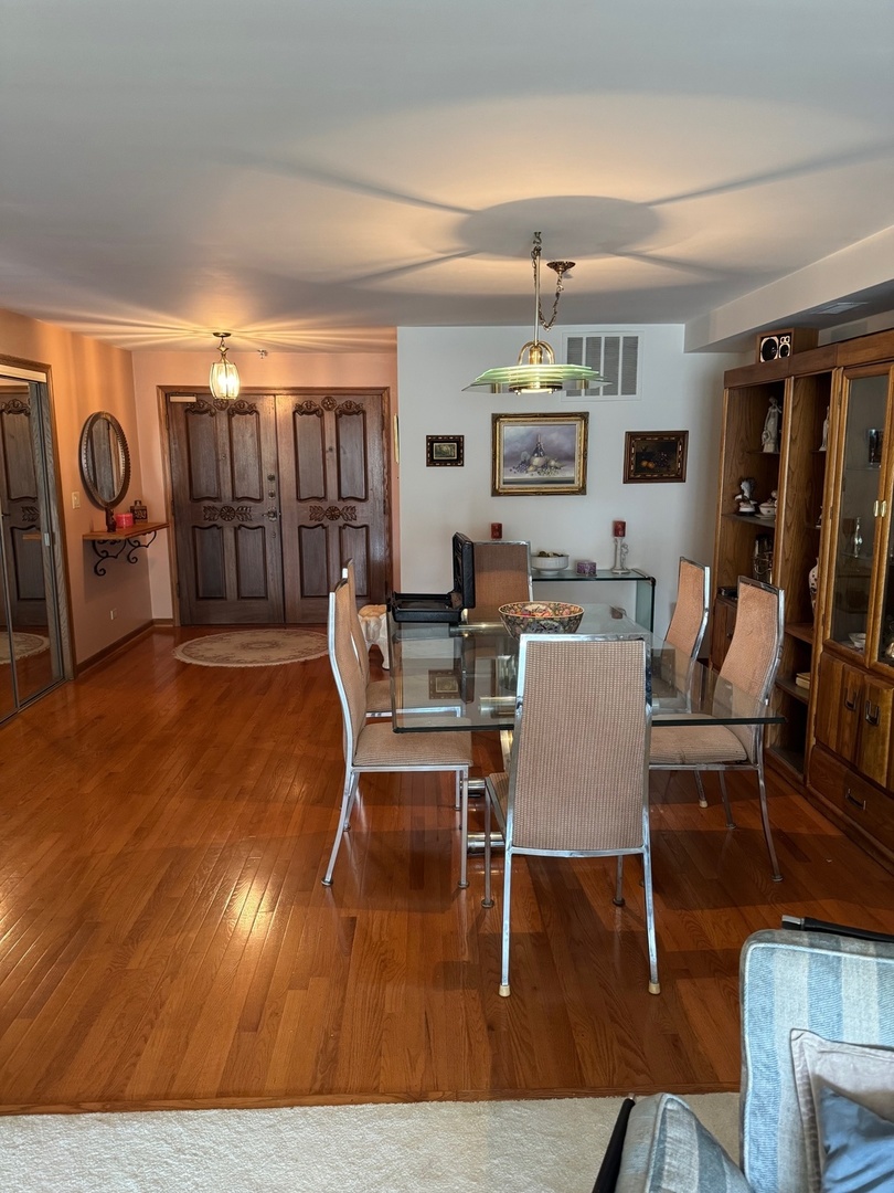 467 HIAWATHA Trail #411, Wood Dale, IL 60191