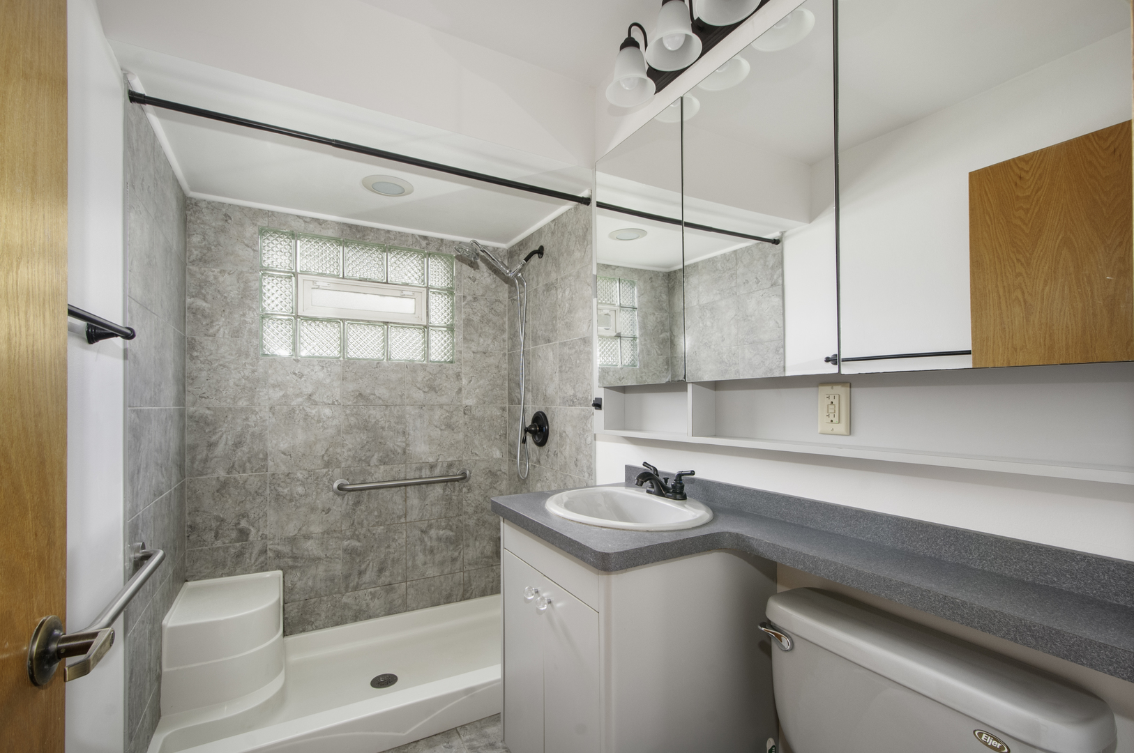 15053 Lawndale Avenue, Midlothian, IL 60445