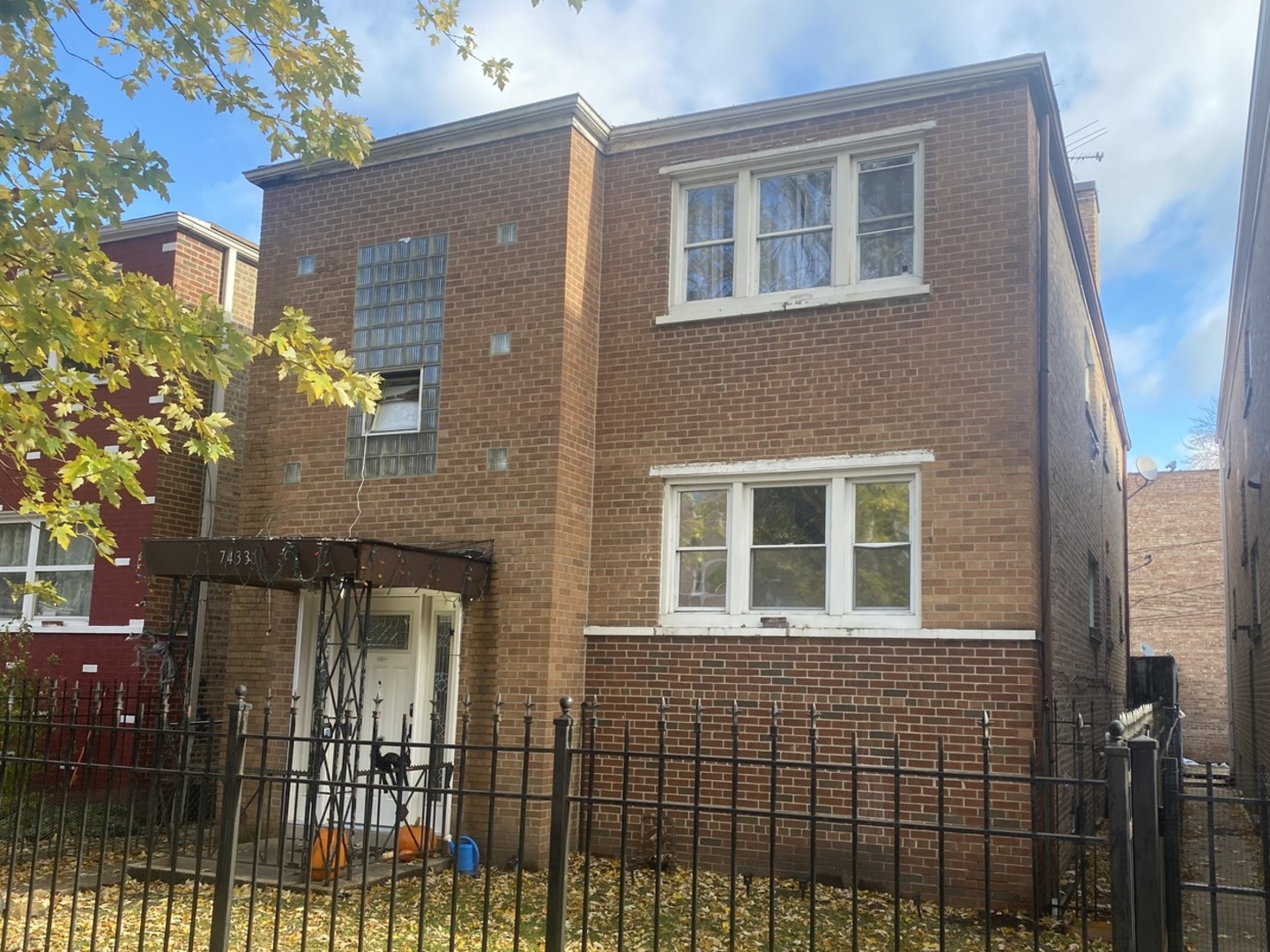 7433 N Damen Avenue, Chicago, IL 60645