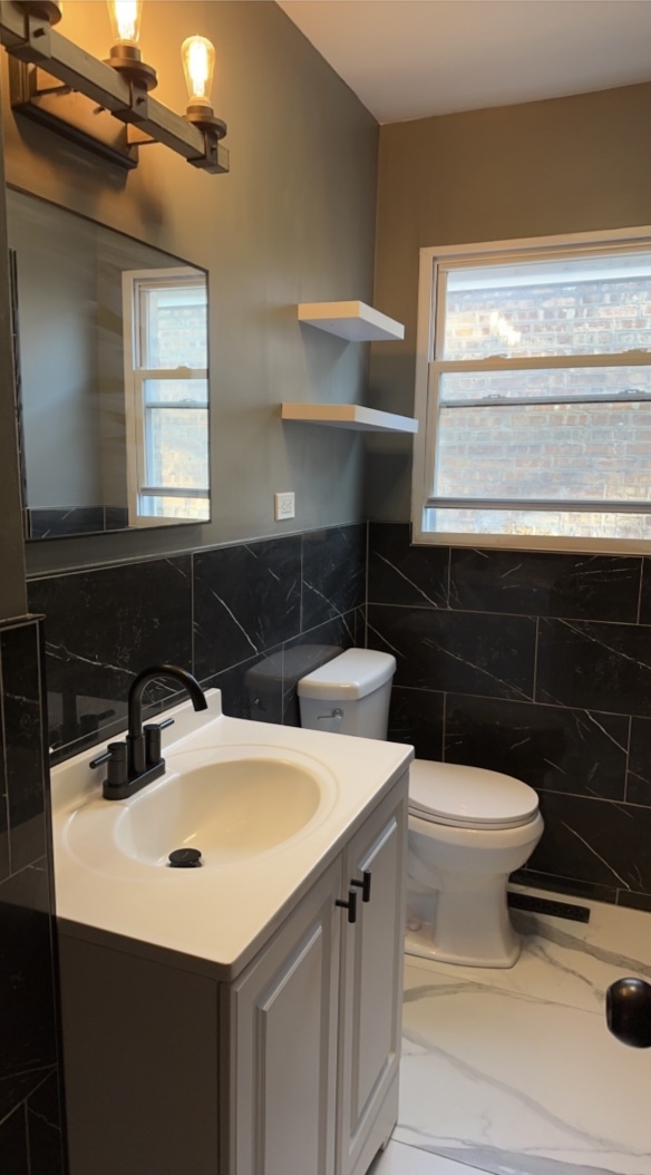 7433 N Damen Avenue, Chicago, IL 60645