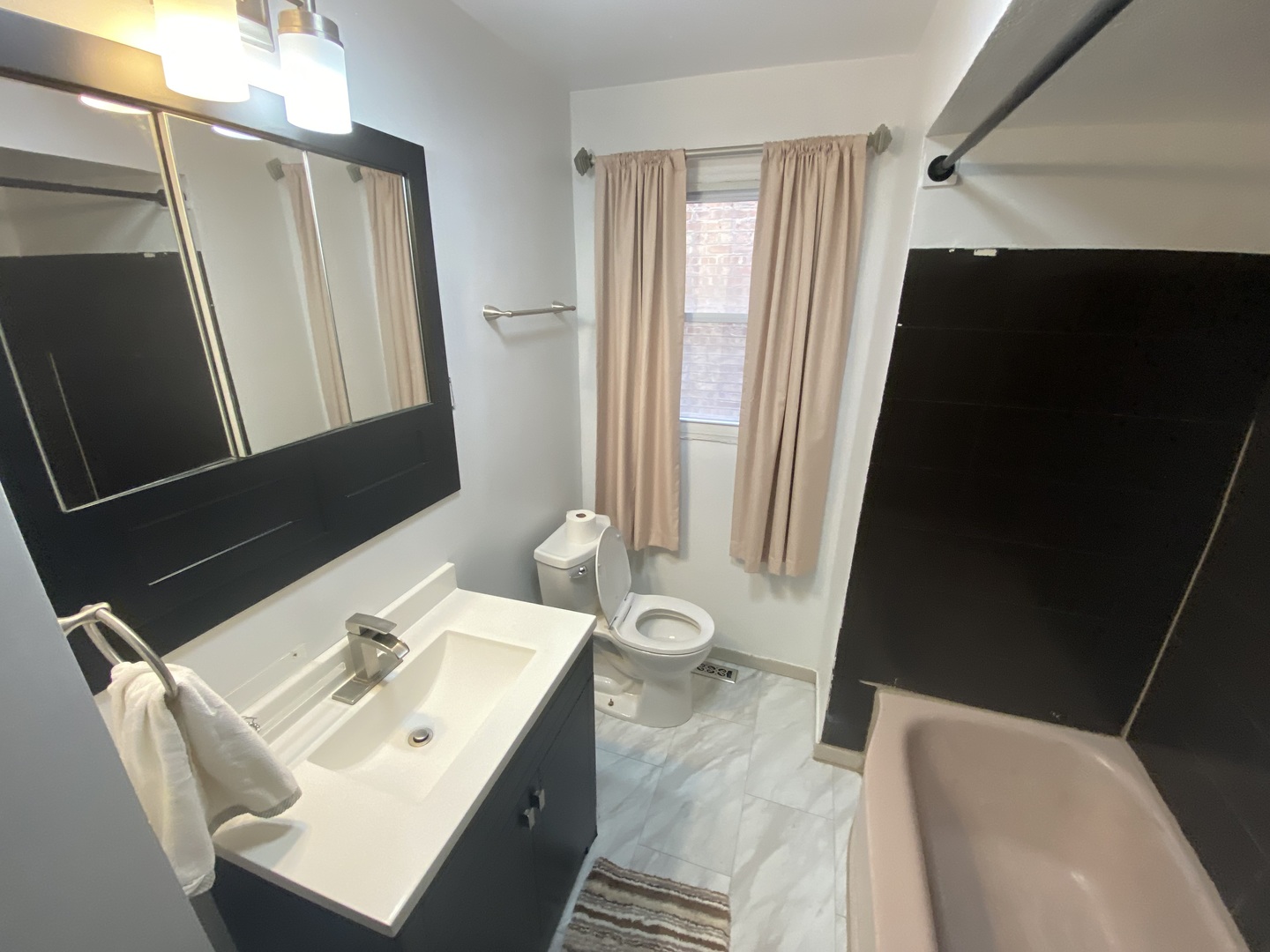 7433 N Damen Avenue, Chicago, IL 60645