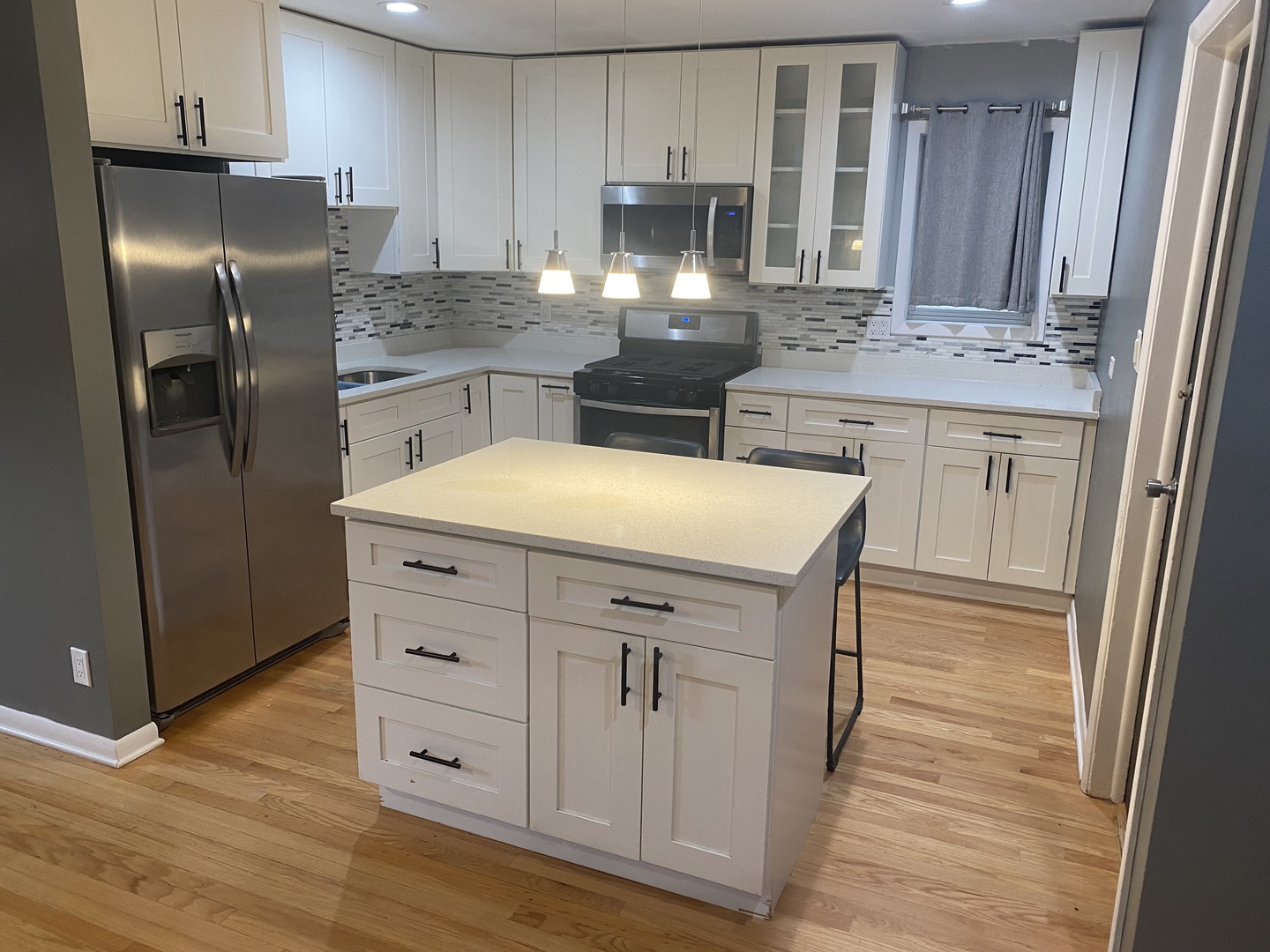 7433 N Damen Avenue, Chicago, IL 60645